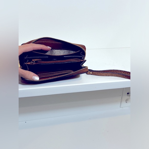 Michael Kors wallet- wristlet- zip close - Picture 2 of 3